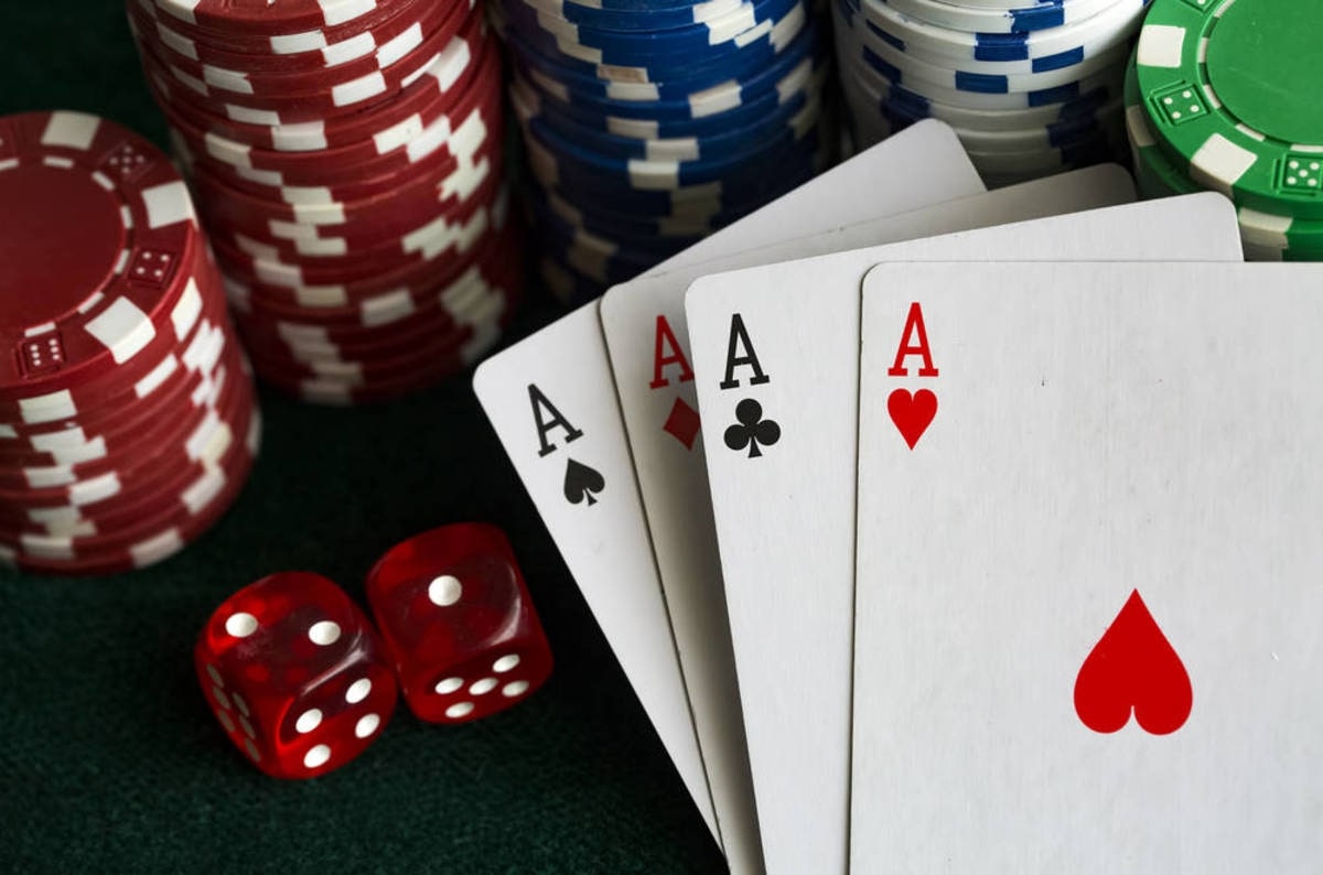 Poker Asse und Gesichter im Online Casino.