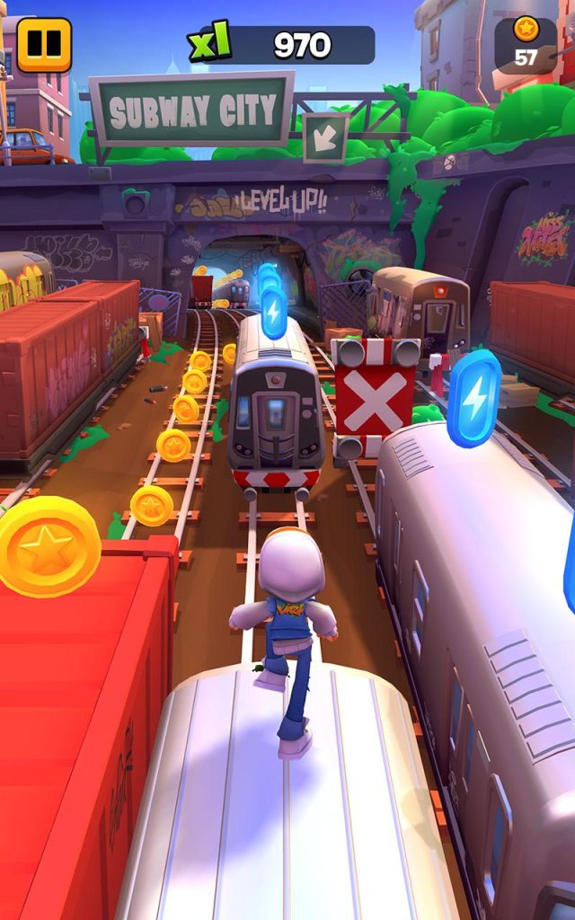 Alt-Text für Bild: Farbenfroher Screenshot aus dem Gameplay von Subway Surfers mit einer Spielfigur, die auf Bahngleisen läuft, Hindernissen ausweicht und Münzen sammelt.